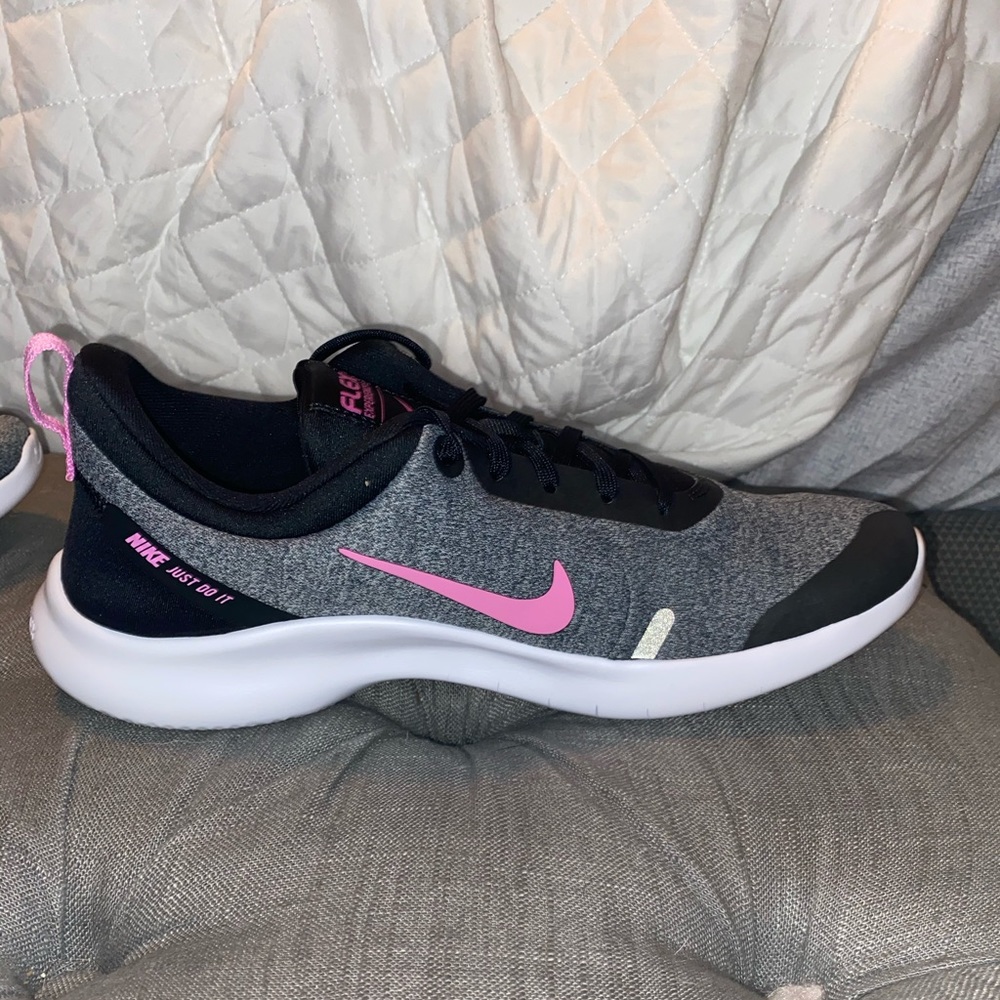 Women’s Nike Flex Experience RN 8 sneakers size 11